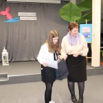 Powiększ zdjęcie Pani wręcza dyplom dziewczynce