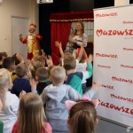 Powiększ zdjęcie Dzieci tańczą razem z aktorami