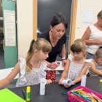 Powiększ zdjęcie Dzieci na warsztatach w bibliotece wykonują pracę plastyczną