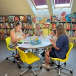 Powiększ zdjęcie Dzieci i mamy na warsztatach w bibliotece wykonują pracę plastyczną
