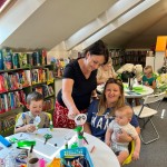 Powiększ zdjęcie Dzieci na warsztatach w bibliotece wykonują pracę plastyczną
