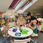 Powiększ zdjęcie Dzieci na warsztatach w bibliotece wykonują pracę plastyczną