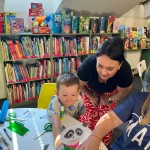 Powiększ zdjęcie Dzieci na warsztatach w bibliotece wykonują pracę plastyczną