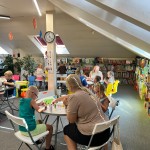 Powiększ zdjęcie Dzieci na warsztatach w bibliotece wykonują pracę plastyczną