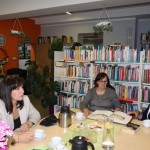 Powiększ zdjęcie Uczestniczki klubu miłośników książek w bibliotece