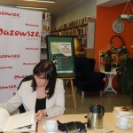 Powiększ zdjęcie Uczestniczka klubu miłośników książek w bibliotece
