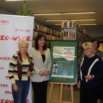 Powiększ zdjęcie Uczestniczki klubu miłośników książek w bibliotece 