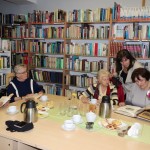 Powiększ zdjęcie Uczestniczki klubu miłośników książek w bibliotece