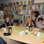 Powiększ zdjęcie Uczestniczki klubu miłośników książek w bibliotece