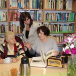 Powiększ zdjęcie Uczestniczki klubu miłośników książek w bibliotece