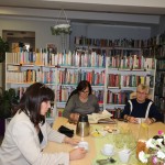 Powiększ zdjęcie Uczestniczki klubu miłośników książek w bibliotece