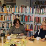 Powiększ zdjęcie Uczestniczki klubu miłośników książek w bibliotece
