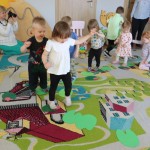 Powiększ zdjęcie Dzieci skaczą po kolorowym dywanie