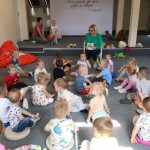 Powiększ zdjęcie Dzieci ze żłobka z wizytą w bibliotece