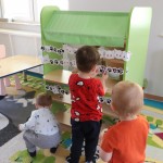 Powiększ zdjęcie Dzieci przyklejają kocie łapki do taśmy