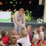 Powiększ zdjęcie Bibliotekarka wita się z dziecmi