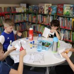 Powiększ zdjęcie Uczestnicy projektu Literackie podróże w bibliotece podczas pracy plastycznej