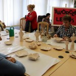Powiększ zdjęcie Uczestniczki warsztatów Twórcze Lejdis w bibliotece