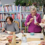Powiększ zdjęcie Uczestniczki warsztatów Twórcze Lejdis w bibliotece