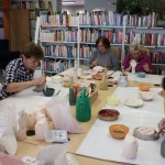 Powiększ zdjęcie Uczestniczki warsztatów Twórcze Lejdis w bibliotece
