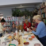Powiększ zdjęcie Uczestniczki warsztatów Twórcze Lejdis w bibliotece