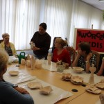 Powiększ zdjęcie Uczestniczki warsztatów Twórcze Lejdis w bibliotece