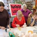 Powiększ zdjęcie Uczestniczki warsztatów Twórcze Lejdis w bibliotece