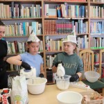 Powiększ zdjęcie Dziewczynki ucierają ciasto