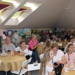 Powiększ zdjęcie Dzieci wręczają upominki rodzicom