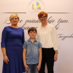 Powiększ zdjęcie Na zdjęciu dwie kobiety i chłopiec