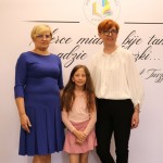 Powiększ zdjęcie Na zdjęciu dwie kobiety i dziewczynka