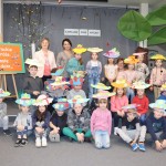 Powiększ zdjęcie W Bibliotece grupowe zdjęcie dzieci w kapeluszach wiosennych zrobionych na zajęciach