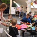 Powiększ zdjęcie Bibliotekarka pokazuje dzieciom rekwizyt kapelusz a w nim ptasie gniazdo