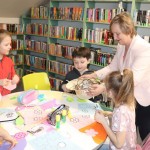 Powiększ zdjęcie Bibliotekarka pokazuje dzieciom rekwizyt kapelusz a w nim ptasie gniazdo
