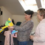 Powiększ zdjęcie Bibliotekarki zakładają dziecku kapelusz na głowę