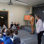 Powiększ zdjęcie Bibliotekarki witają uczestników literackich podróży 
