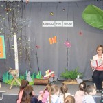 Powiększ zdjęcie Bibliotekarka czyta książkę dla dzieci z projektu Literackie podróze te małe i te duże