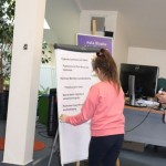 Powiększ zdjęcie Dziewczynka przykleja pasek zadania na flipczart