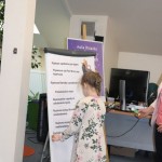 Powiększ zdjęcie Dziewczynka przykleja pasek zadania na flipczart
