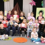 Powiększ zdjęcie Grupowe zdjęcie dzieci w bibliotece