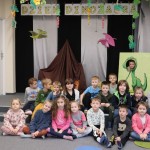 Powiększ zdjęcie Grupowe zdjęcie dzieci w bibliotece