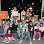 Powiększ zdjęcie Zdjęcie grupowe dzieci w bibliotece