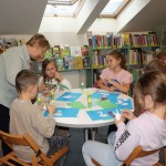 Powiększ zdjęcie Dzieci wykonują prace plastyczną