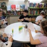 Powiększ zdjęcie Uczestnicy zajęć w bibliotece