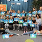 Powiększ zdjęcie Grupowe zdjęcie dzieci z pracami plastycznymi