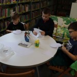 Powiększ zdjęcie Uczestnicy zajęć w bibliotece