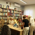 Powiększ zdjęcie Uczestniczki warsztatów Twórcze Lejdis w bibliotece