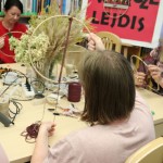 Powiększ zdjęcie Uczestniczki warsztatów Twórcze Lejdis w bibliotece
