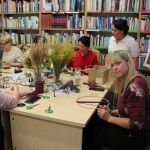 Powiększ zdjęcie Uczestniczki warsztatów Twórcze Lejdis w bibliotece