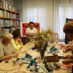 Powiększ zdjęcie Uczestniczki warsztatów Twórcze Lejdis w bibliotece
